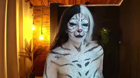 Snapshot of sahra_tayl0r_ chatting on October 31, 5:19 am SARA online show from October 31, 5:19 am