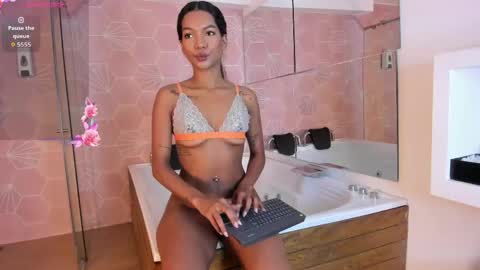 salem_smith_ online show from April 24, 11:34 am