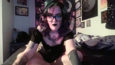 Snapshot of salemsslut chatting on December 18, 1:12 pm salemsslut online show from December 18, 1:12 pm