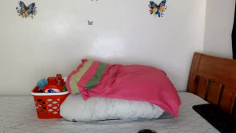 Snapshot of sallie_ chatting on June 15, 9:22 am naomi online show from June 15, 9:22 am
