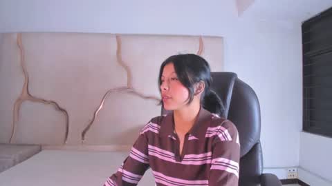 salmaportman_ online show from July 9, 1:53 am