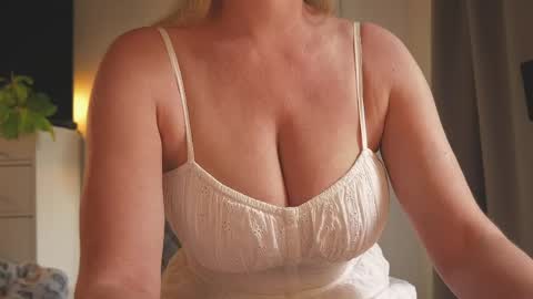 Snapshot of saltedhoney chatting on May 21, 10:11 am IsaBella- online show from May 21, 10:11 am