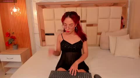 Snapshot of samanta_quinn chatting on May 16, 5:26 am samantha online show from May 16, 5:26 am