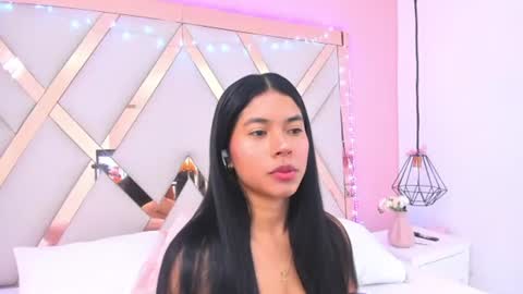 Snapshot of samantaa_shy chatting on June 15, 10:56 pm sam online show from June 15, 10:56 pm