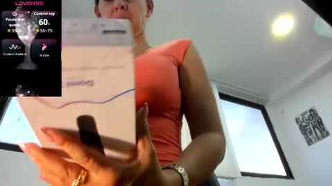 Snapshot of samantha_milfs chatting on June 24, 11:20 am samantha_milfs online show from June 24, 11:20 am