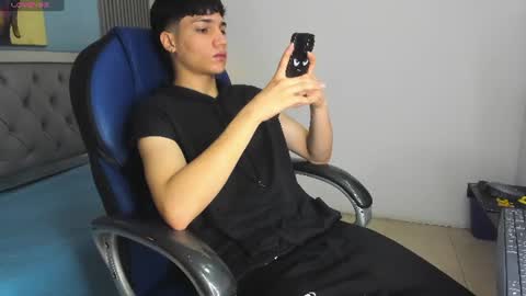 Snapshot of samblack_ chatting on June 15, 4:09 pm Sam online show from June 15, 4:09 pm