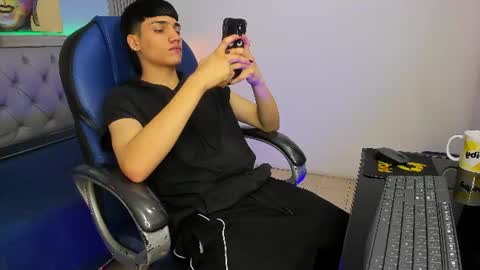 Snapshot of samblack_ chatting on July 10, 1:58 pm Sam online show from July 10, 1:58 pm