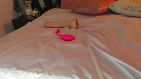 Snapshot of samy_ross_ chatting on December 17, 10:22 pm Find me at when im offline here. online show from December 17, 10:22 pm