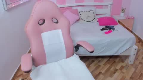 Snapshot of samy_ross_ chatting on October 4, 6:28 pm Find me at when im offline here. online show from October 4, 6:28 pm