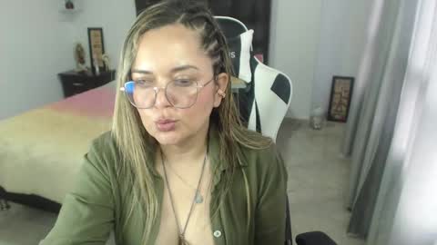 Snapshot of samy_vsn chatting on February 4, 10:45 pm samy_vsn online show from February 4, 10:45 pm