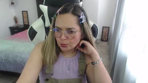 Snapshot of samy_vsn chatting on February 6, 5:51 pm samy_vsn online show from February 6, 5:51 pm