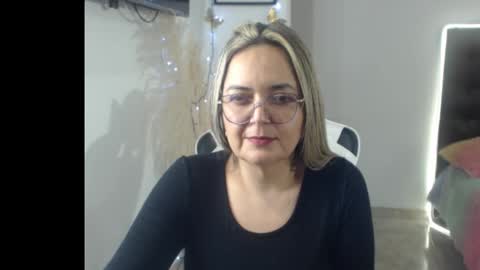 Snapshot of samy_vsn chatting on December 3, 2:30 am samy_vsn online show from December 3, 2:30 am