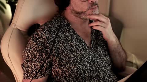 Snapshot of sanders_white chatting on December 24, 5:27 am Sanders online show from December 24, 5:27 am