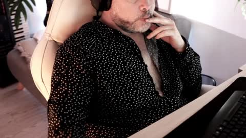 Snapshot of sanders_white chatting on January 6, 1:53 am Sanders online show from January 6, 1:53 am