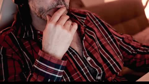 Snapshot of sanders_white chatting on January 23, 12:25 am Sanders online show from January 23, 12:25 am