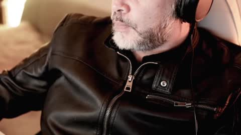 Snapshot of sanders_white chatting on February 1, 1:34 am Sanders online show from February 1, 1:34 am