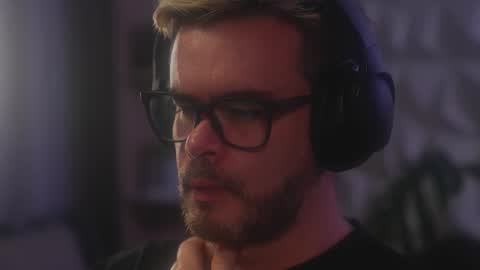 Snapshot of sanders_white chatting on February 8, 3:32 am Sanders online show from February 8, 3:32 am