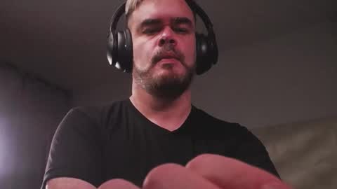 Snapshot of sanders_white chatting on February 20, 5:04 am Sanders online show from February 20, 5:04 am