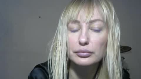 Snapshot of sandraglamour chatting on January 4, 2:25 pm Sandra online show from January 4, 2:25 pm
