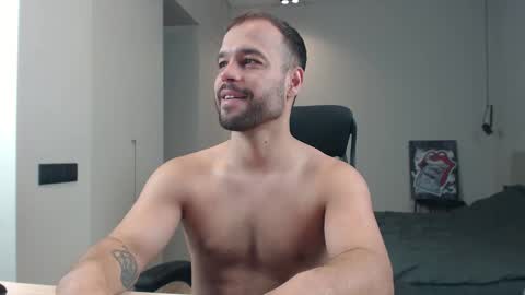 Snapshot of sandro_best chatting on May 29, 8:34 am DeAlex online show from May 29, 8:34 am