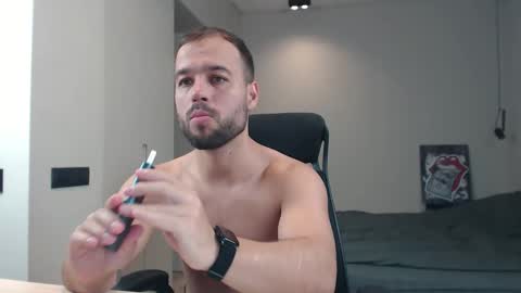 Snapshot of sandro_best chatting on June 4, 9:26 am DeAlex online show from June 4, 9:26 am