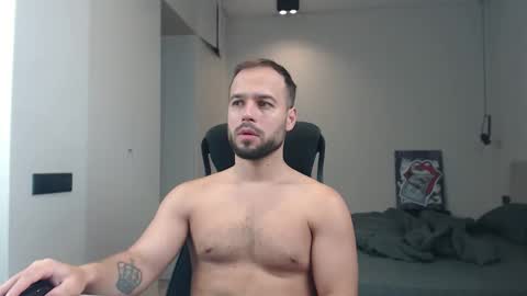 Snapshot of sandro_best chatting on June 11, 8:23 am DeAlex online show from June 11, 8:23 am