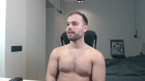 Snapshot of sandro_best chatting on June 14, 9:11 am DeAlex online show from June 14, 9:11 am