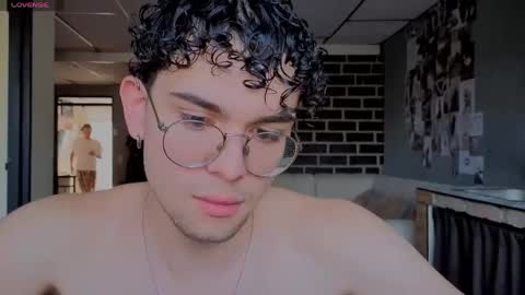 Snapshot of sandro_vitali chatting on April 28, 9:09 pm sandro_vitali online show from April 28, 9:09 pm