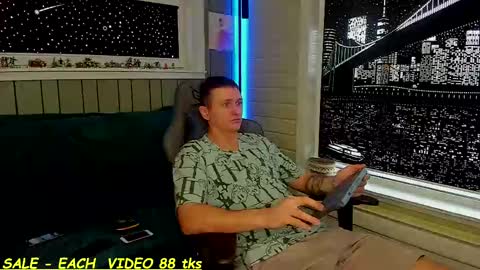 Snapshot of sandy_chris chatting on March 8, 8:00 am Sandy and Chris online show from March 8, 8:00 am