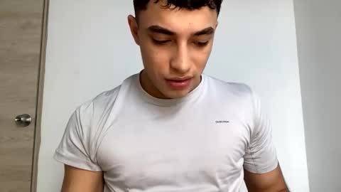 Snapshot of santi36rt chatting on May 26, 8:49 pm santi36rt online show from May 26, 8:49 pm