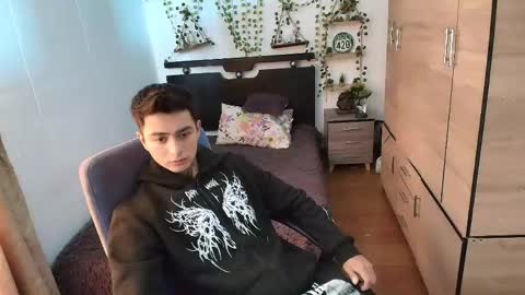 Snapshot of santi_ss chatting on June 7, 2:32 pm santi_ss online show from June 7, 2:32 pm