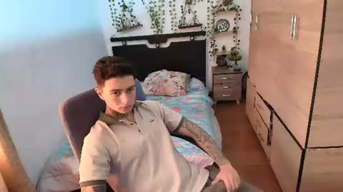 Snapshot of santi_ss chatting on June 28, 1:17 pm santi_ss online show from June 28, 1:17 pm