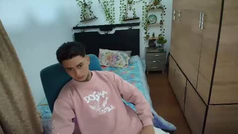 Snapshot of santi_ss chatting on July 8, 12:59 am santi_ss online show from July 8, 12:59 am