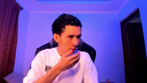 santi_twink19 online show from December 7, 4:53 am