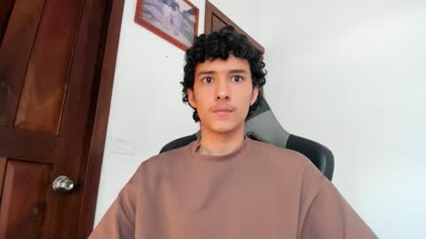 Snapshot of santi_twink19 chatting on December 21, 12:23 pm santi_twink19 online show from December 21, 12:23 pm