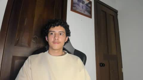Snapshot of santi_twink19 chatting on December 22, 5:04 am santi_twink19 online show from December 22, 5:04 am
