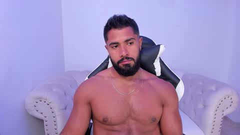 santiago_huntt online show from October 25, 12:23 pm