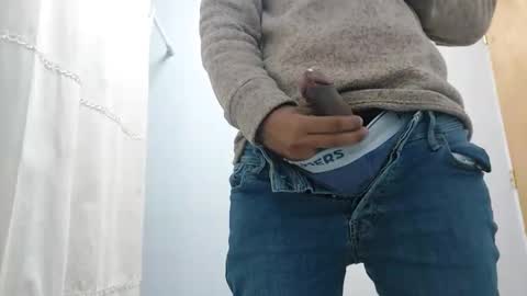 Snapshot of santiagooficial18 chatting on May 22, 2:12 pm Santiago online show from May 22, 2:12 pm