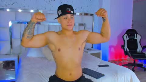 Snapshot of santiagoreyesft chatting on November 7, 1:49 am Santi Reyes online show from November 7, 1:49 am