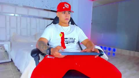 Snapshot of santiagoreyesft chatting on November 28, 6:05 am Santi Reyes online show from November 28, 6:05 am