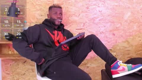 Snapshot of santiblack7 chatting on December 2, 2:28 am Santi online show from December 2, 2:28 am