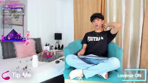 Santiago Carrington online show from February 12, 8:50 pm