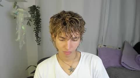 Snapshot of santy_kitty chatting on October 17, 2:37 am kitty online show from October 17, 2:37 am