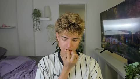 kitty online show from November 8, 2:01 am