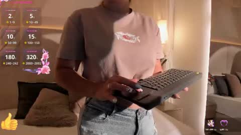 Snapshot of saori_newman chatting on June 13, 11:52 am Saori online show from June 13, 11:52 am