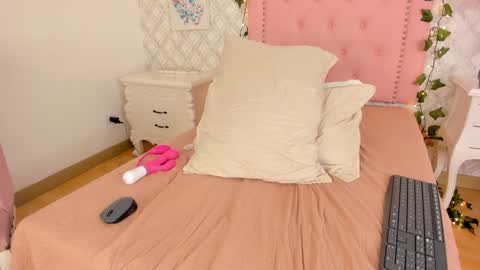 Snapshot of sara__williams chatting on January 23, 7:00 am Sara online show from January 23, 7:00 am