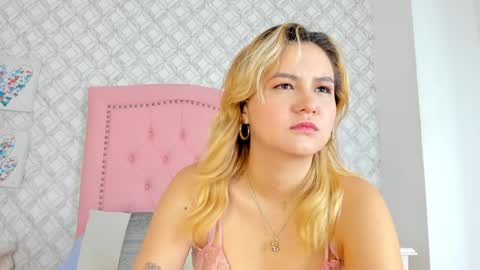 Snapshot of sara__williams chatting on February 4, 3:44 am Sara online show from February 4, 3:44 am