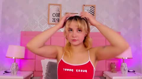 Snapshot of sara__williams chatting on February 17, 3:36 am Sara online show from February 17, 3:36 am