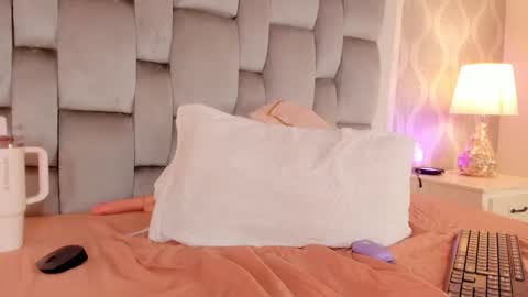 Snapshot of sara__williams chatting on February 22, 7:23 am Sara online show from February 22, 7:23 am