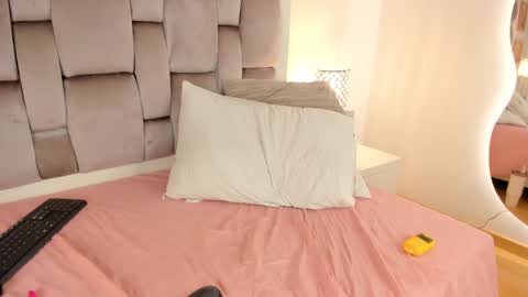 Snapshot of sara__williams chatting on February 26, 6:37 am Sara online show from February 26, 6:37 am